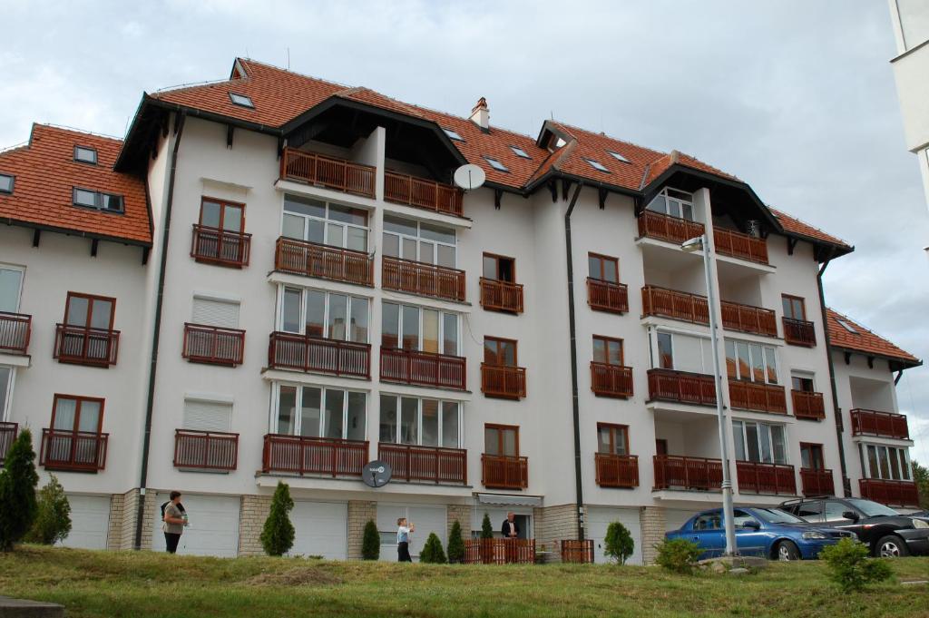 un gran edificio blanco con techo rojo en Apartment Sunny Hill Zlatibor en Zlatibor