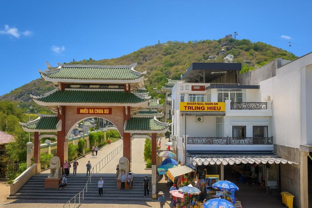 an archway in a city with people walking around at Trung Hiếu Hotel - bên cạnh Miếu Bà Chúa Xứ in Chau Doc