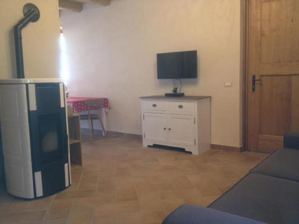TV a/nebo společenská místnost v ubytování Agriturismo l'Arbo