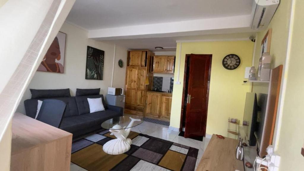 TV a/nebo společenská místnost v ubytování Le Studio Marin