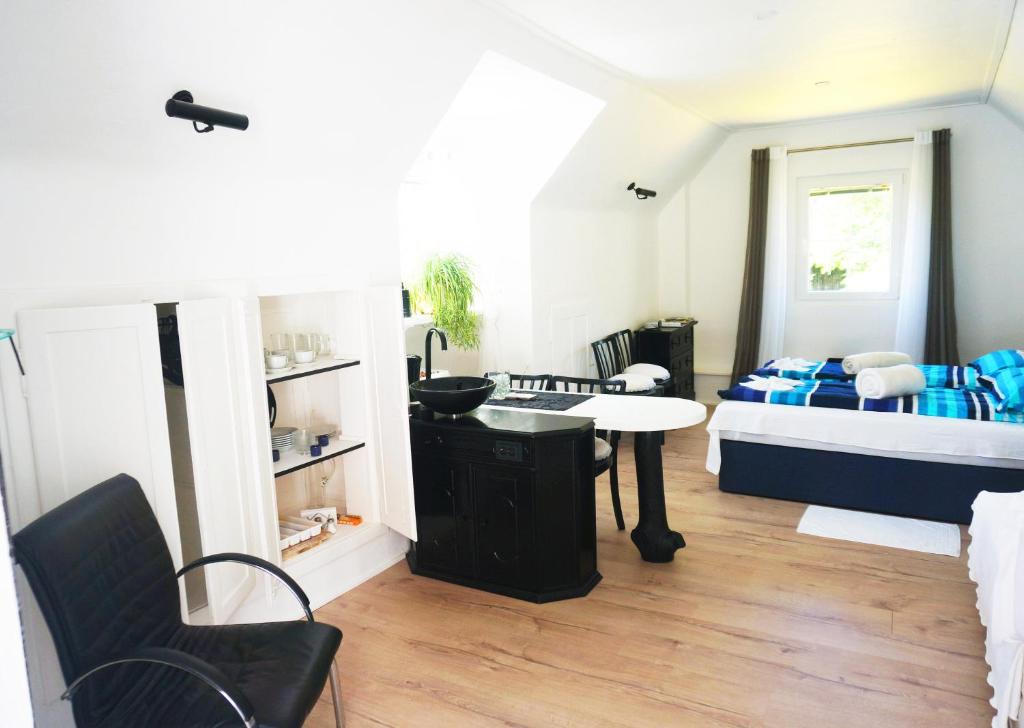Pokój z łóżkiem, stołem i krzesłami w obiekcie Roomantic Apartments w mieście Bromberg