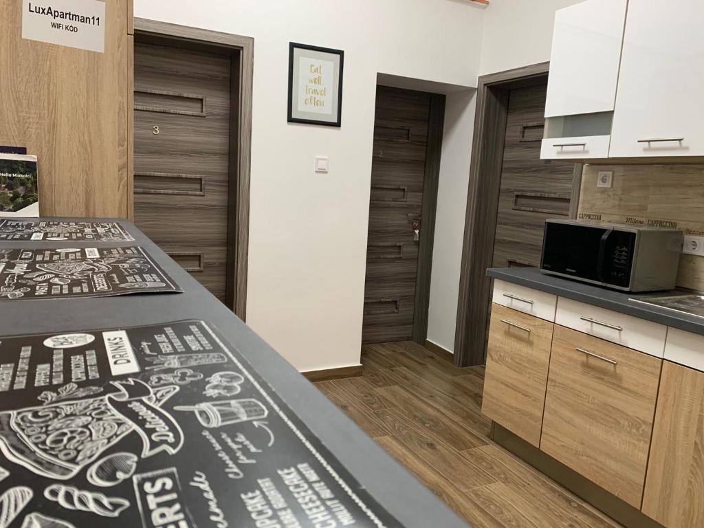 Η κουζίνα ή μικρή κουζίνα στο Városház-Téri Apartmanok