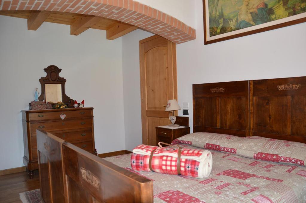 a bedroom with a bed and a dresser and a bed sidx sidx at La Casa nella Vecchia Ferrovia in Arsiero
