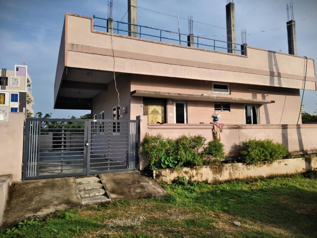 una casa con una puerta delante de ella en mithra house, en Khammam