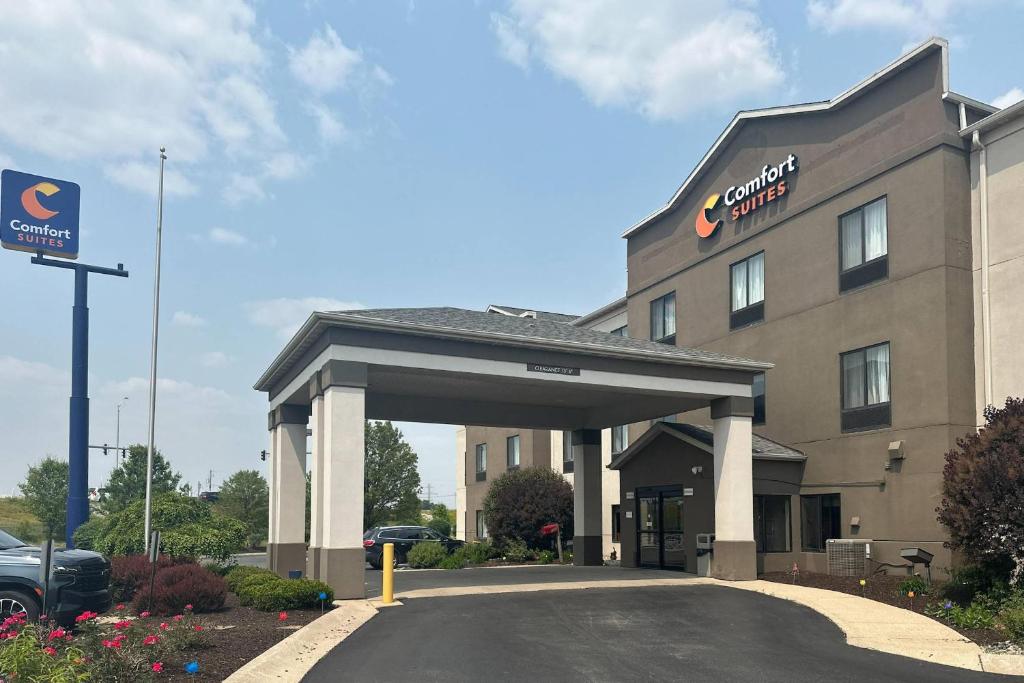 a hotel with a parking lot in front of it at Comfort Suites Fort Wayne North in Fort Wayne