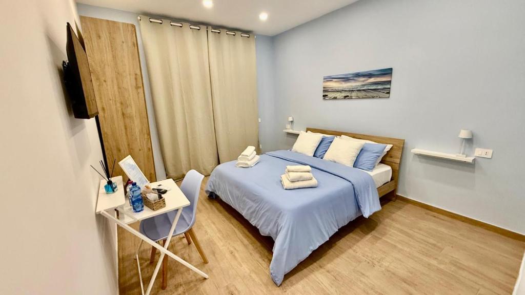 een slaapkamer met een bed en een televisie. bij Cielo Sereno in Napels