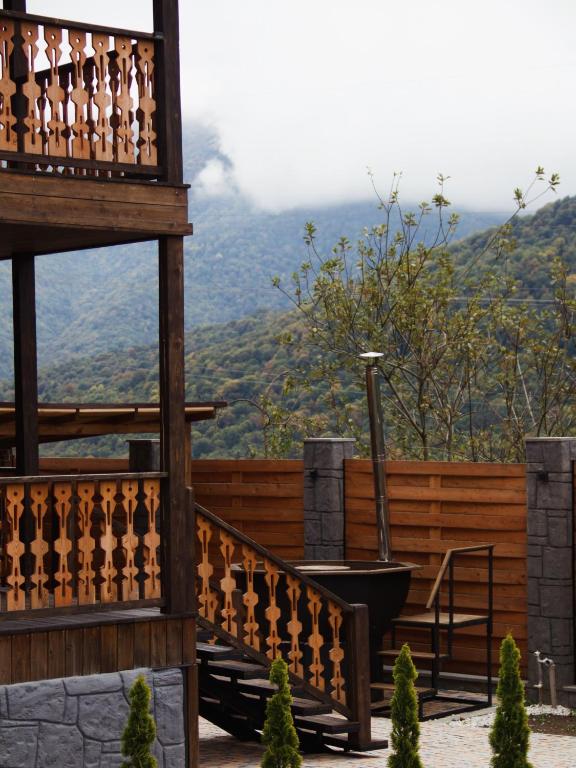 Eine Terrasse mit Treppe und Blick auf die Berge in der Unterkunft Jans in Dilidschan