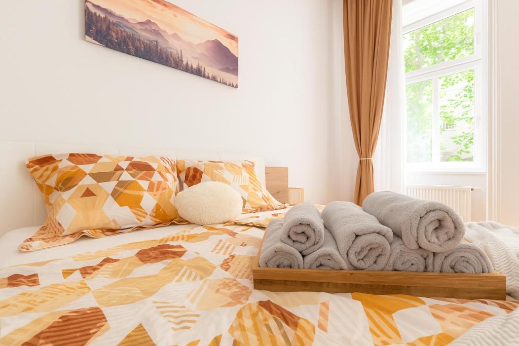 Voodi või voodid majutusasutuse Stilvolles Altbau Apartment - 2 Min zur U-Bahn, Nähe Donaukanal toas