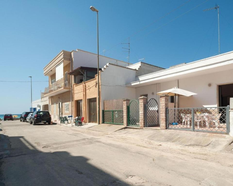 an empty street in front of a building at Sul mare villa Tetta in Torre Lapillo