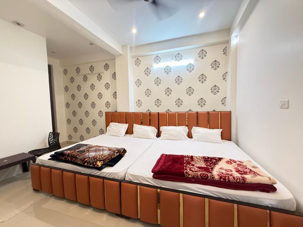 a bedroom with a large bed in a room at Hotel O Sri in Banāras Cantonment
