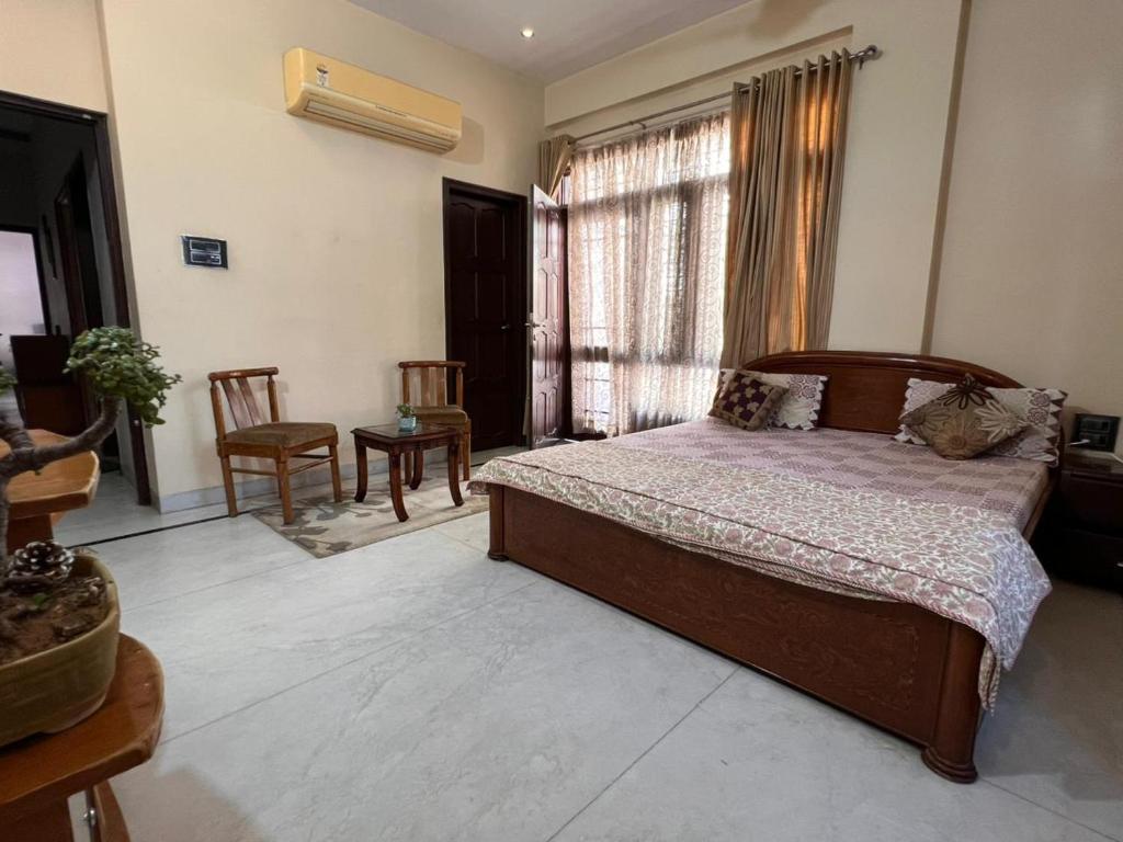 Ένα ή περισσότερα κρεβάτια σε δωμάτιο στο RadhaHaus