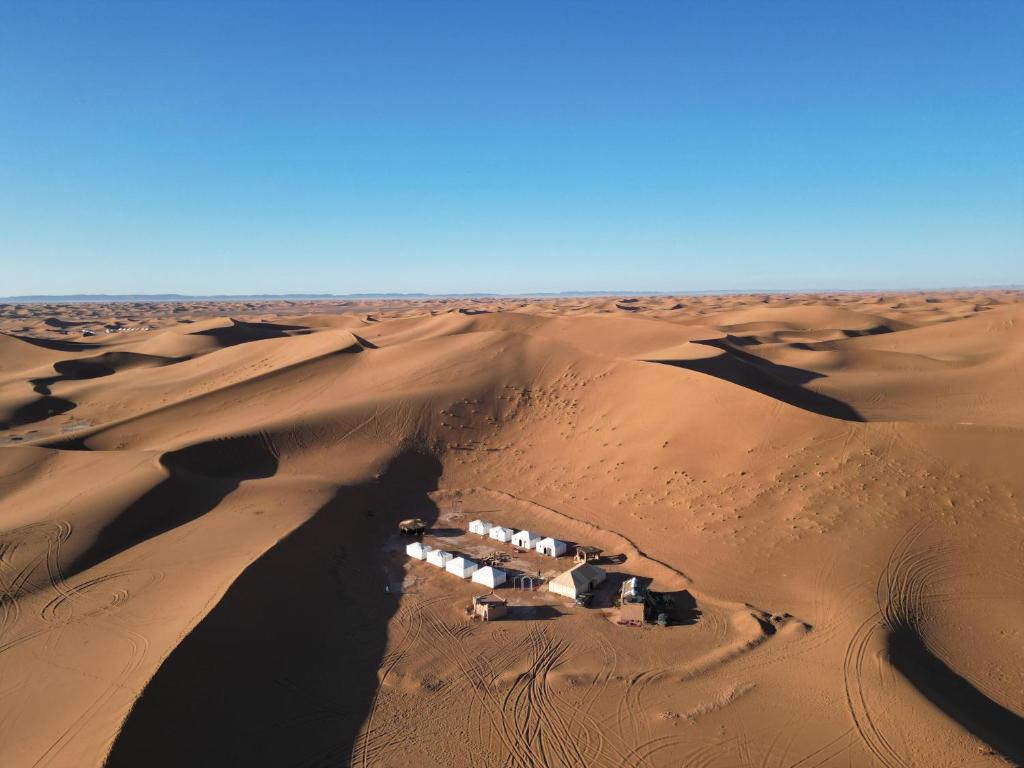 una vista aérea de un pueblo en el desierto en Camp atlantic chegaga, en Mhamid