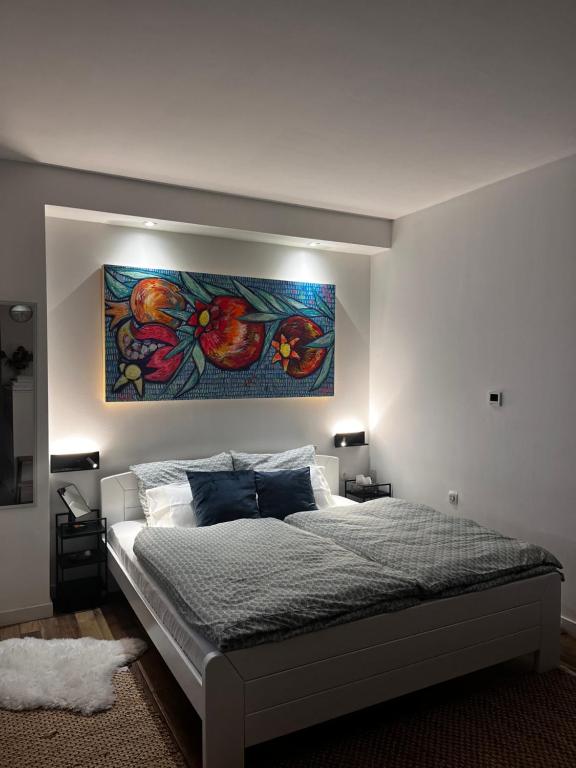 Un dormitorio con una cama con un cuadro en la pared. en Studio apartman Zoe, en Mostar