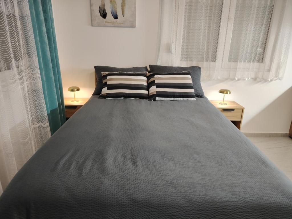 Postel nebo postele na pokoji v ubytování Studio ISKRA 2 Novi Sad