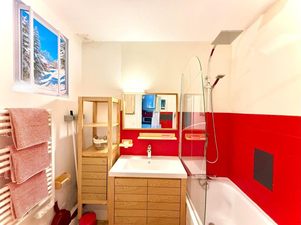 ein Badezimmer mit Badewanne, Waschbecken und Dusche in der Unterkunft Studio chaleureux avec vue plein sud imprenable ! in Villard-de-Lans