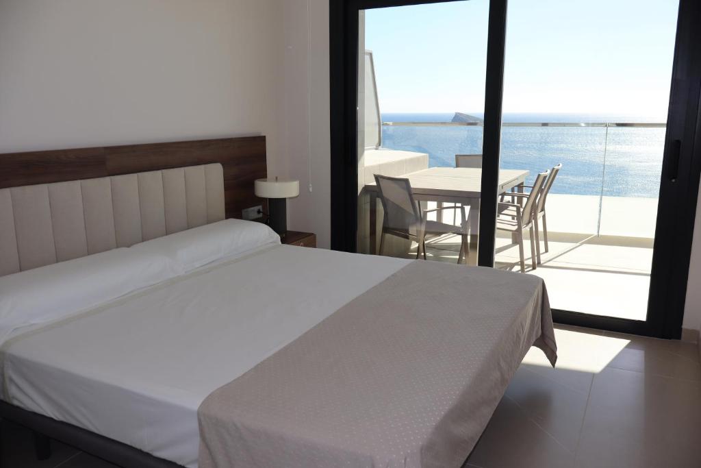 Giường trong phòng chung tại Sunset Sailors luxury apartment Benidorm