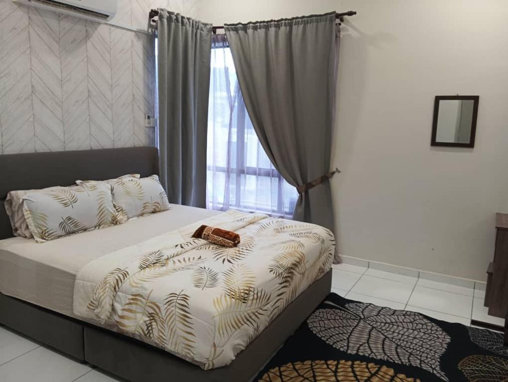 Ένα ή περισσότερα κρεβάτια σε δωμάτιο στο UmarHarraz Homestay#Malay Family Staycation#PEACEFUL AND SPACIOUS#NETFLIX N YOUTUBE#POOL FOR KIDS