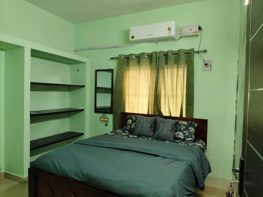 Postel nebo postele na pokoji v ubytování Sri Meenakshi Home stay