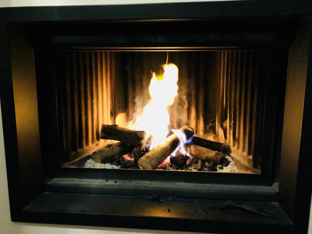 einen Kamin mit einem Kamin darin in der Unterkunft - Preciosa casa con Piscina - Cerca del centro in Huétor Vega