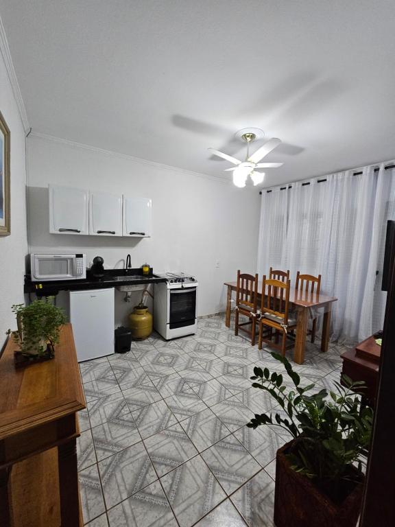a kitchen and dining room with a table and chairs at Casa Groot in Holambra