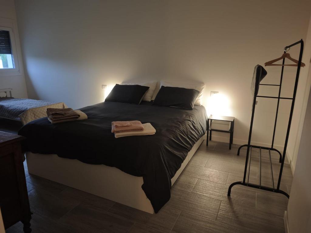 Un dormitorio con una cama con dos toallas encima. en The Wine's Sundial, en Aiello del Friuli