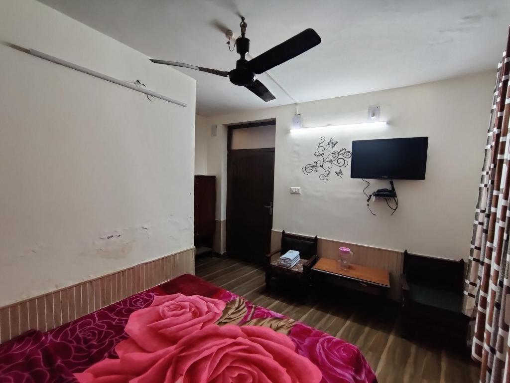 Ένα ή περισσότερα κρεβάτια σε δωμάτιο στο Hotel Alankar