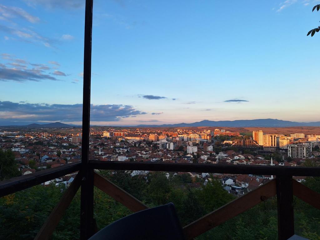Blick auf eine Stadt von einem Aussichtsturm in der Unterkunft Locker in Prizren