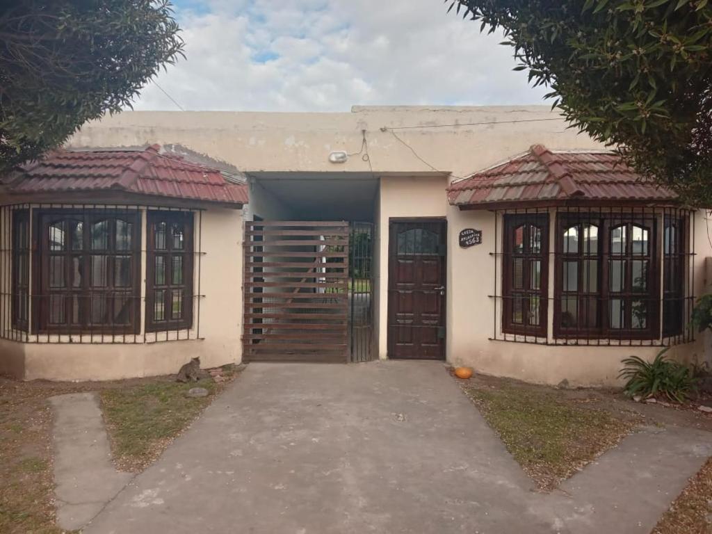 Casa blanca con puerta y ventanas en El Encanto, en Mar del Plata