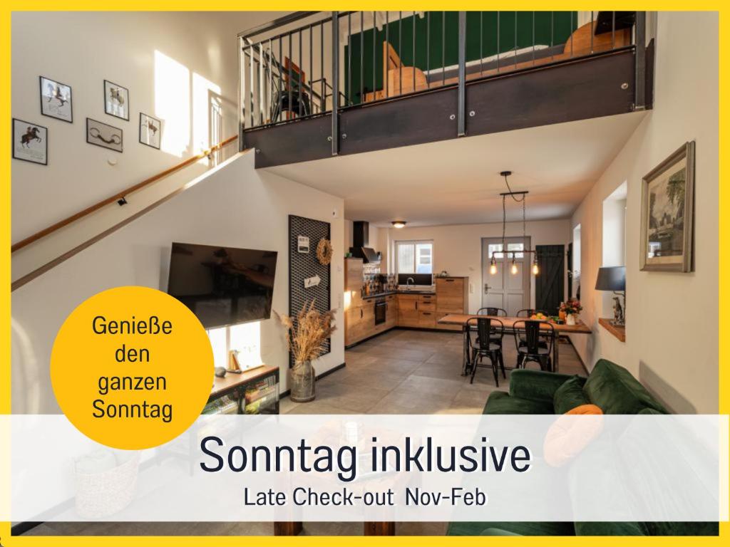 SteinbergにあるRamosHansenHof Fewo Hofglück 4Pers mit Hundのオープンリビングルーム(階段付)、リビングルーム