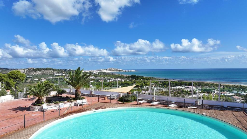ヴィエステにあるResidence Regine Clubのスイミングプールと海の景色を望めます。