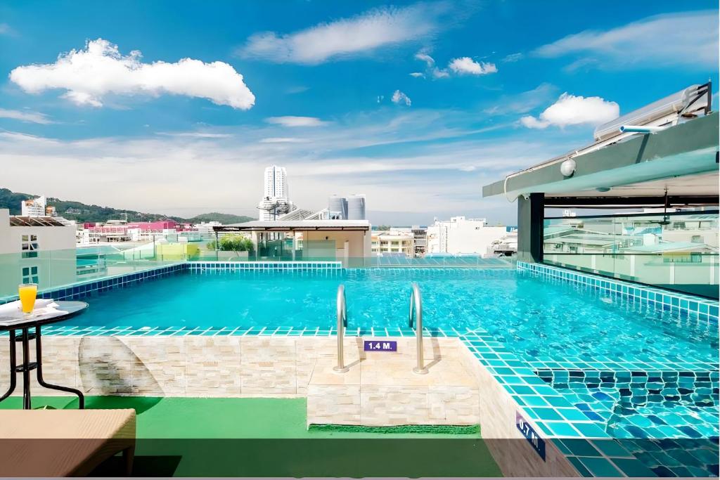 Πισίνα στο ή κοντά στο Phuket Patong Buri Resort