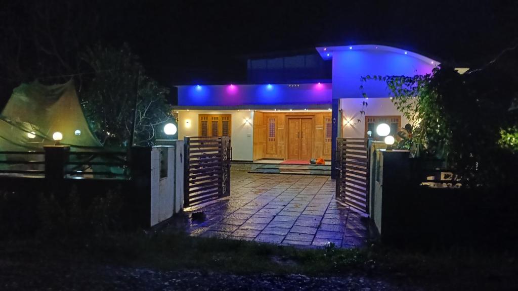 KorothSai home stay & service villa的夜晚亮着蓝色灯的房子