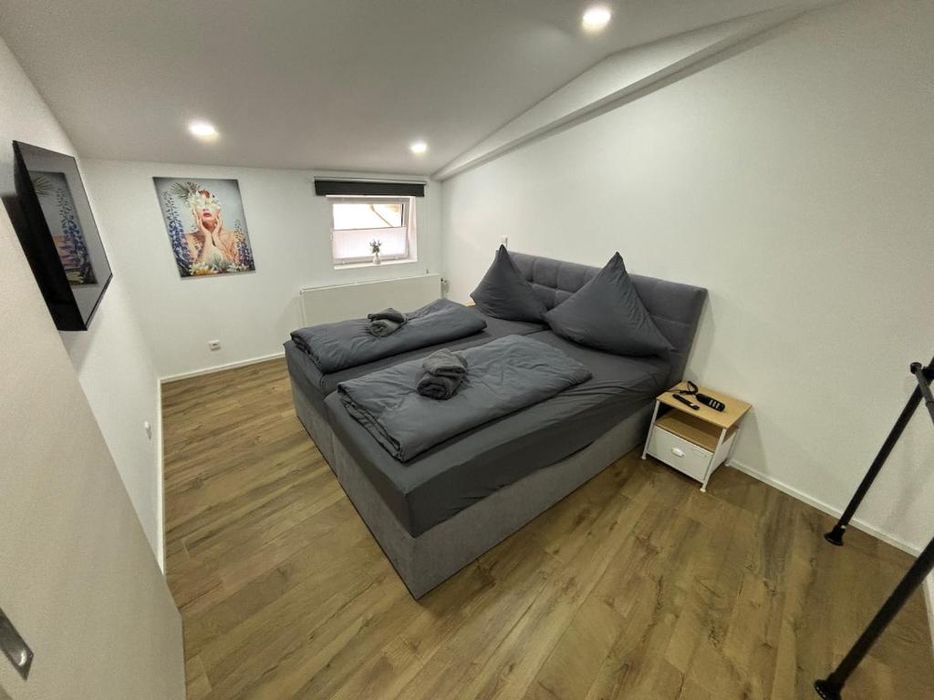 a bedroom with a large bed in a room at Ferienwohnung zur Fröhlichkeit II in Niederdorla