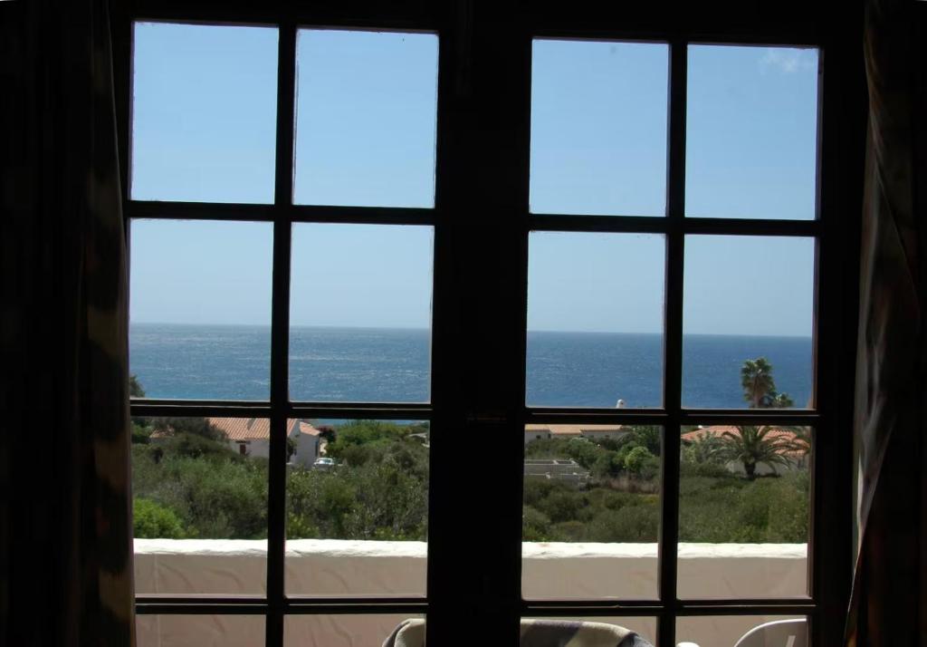 una vista dell'oceano da una finestra di Binibeca Panorama incredibile a Sant Lluís