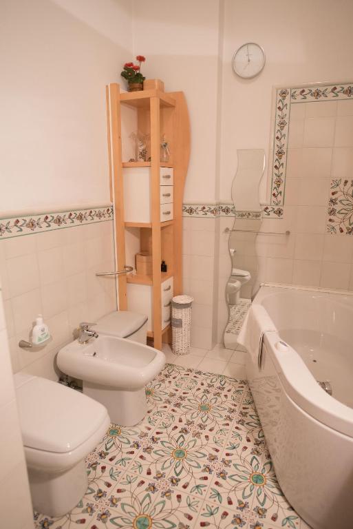 A bathroom at Maison Étoile
