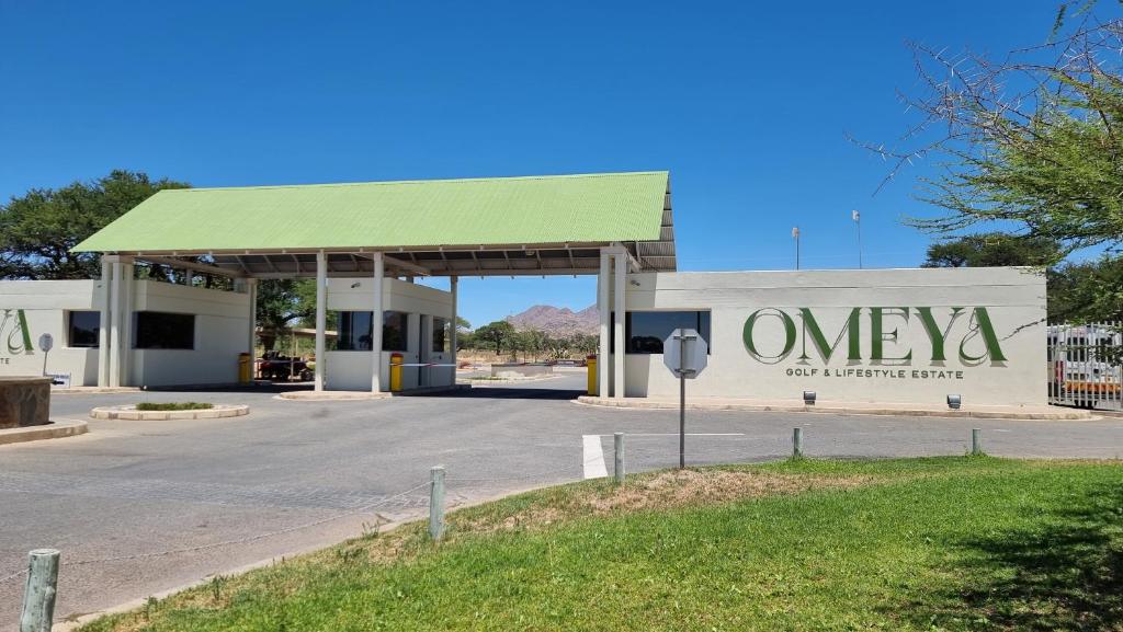 een tankstation met een groen dak bij Stay at 64 Omeya in Windhoek