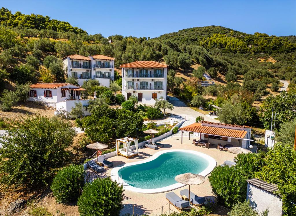eine Luftaufnahme eines Resorts mit Swimmingpool in der Unterkunft Skiathos Country Studios in Skiathos-Stadt