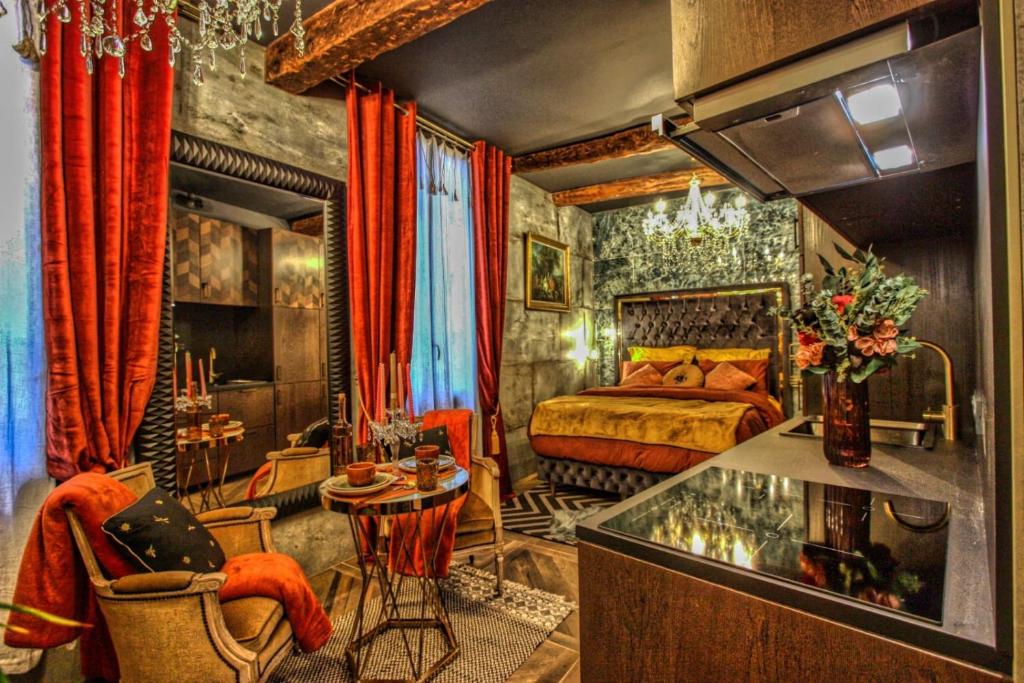 a bedroom with a bed and a table in a room at Esmeralda centre historique in Aix-en-Provence