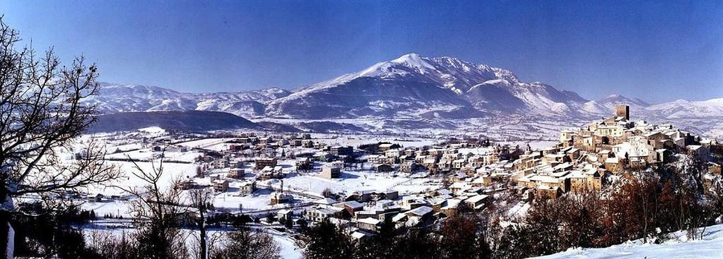 a small town in the snow with a mountain at Le Scalette in Castelvecchio Subequo