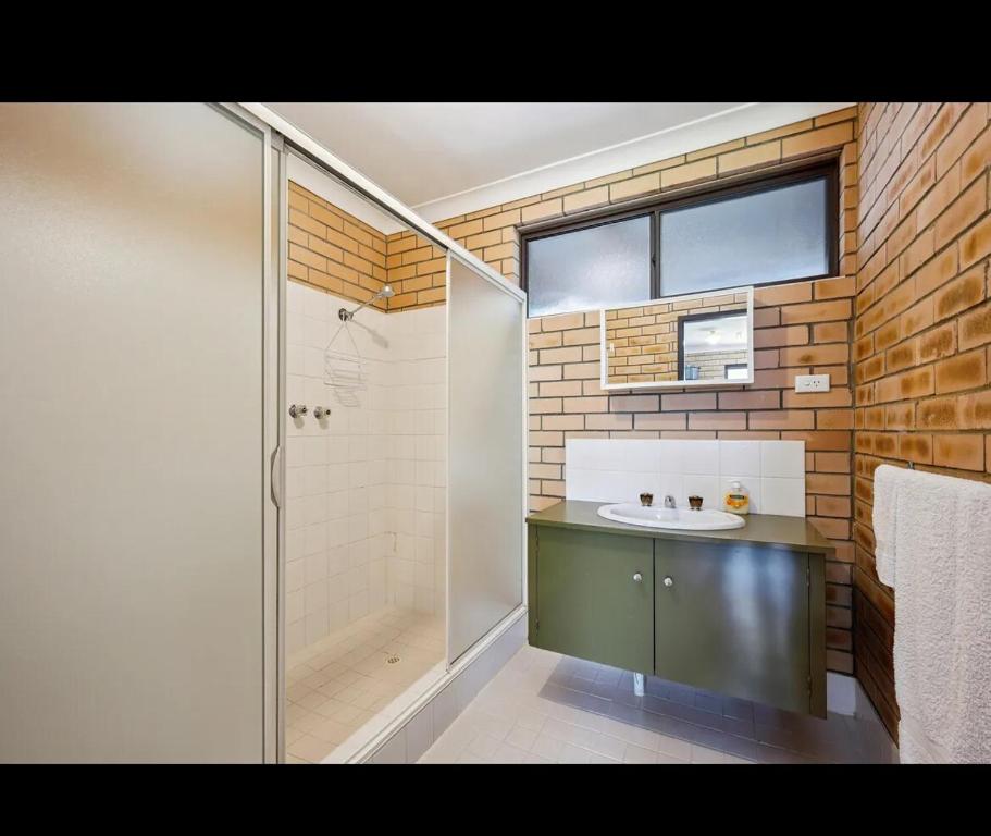 ein Badezimmer mit Glasdusche und Waschbecken in der Unterkunft Salt & Sand Stay in Singleton