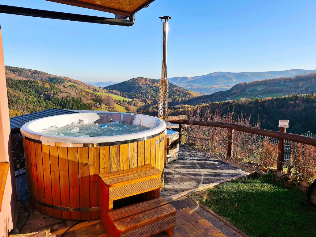 Nespecifikovaný výhled na hory nebo výhled na hory při pohledu z chaty