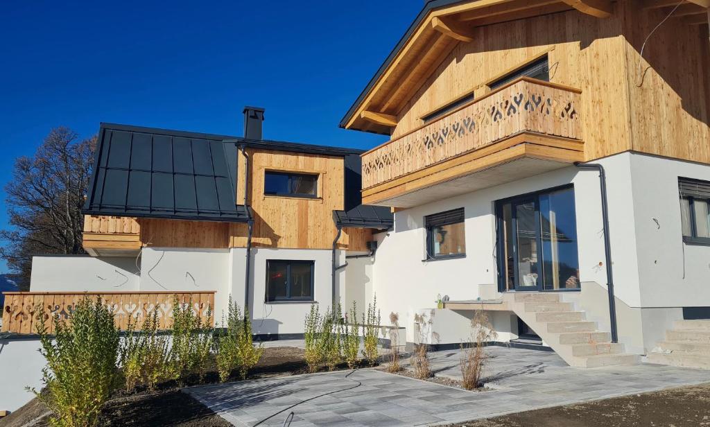 a house with a wooden roof at Ferienhaus Korda in Ramsau am Dachstein