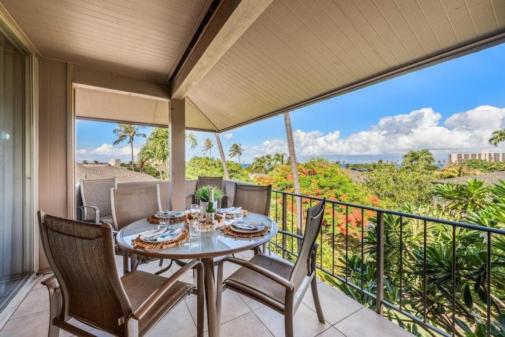een eetkamer met een tafel en stoelen op een balkon bij Eldorado E204 · EL E204 Lanai with View Pool AC Beach Cabana Gym in Kaanapali