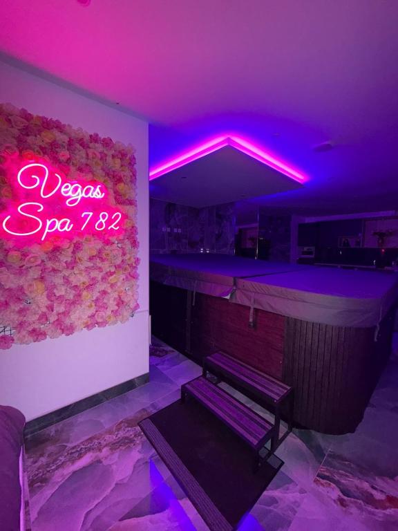 a bar with a neon sign in a room at Vegas Spa in Limay