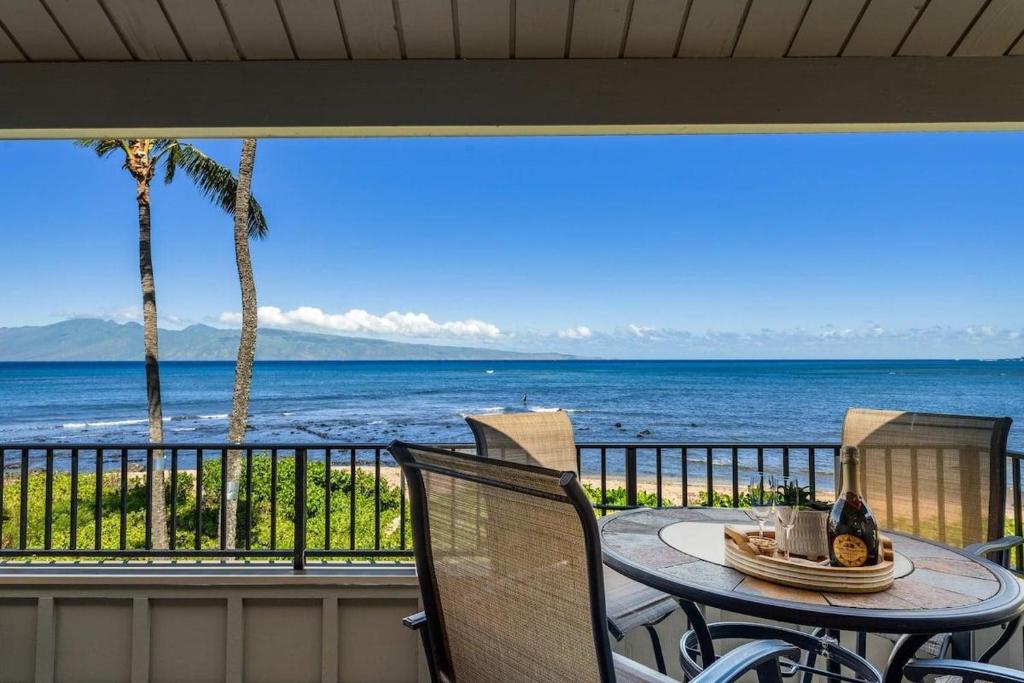カハナにあるKahana Village 33 · KHV 33 Oceanfront 2BD Villa Spectacular Oceaの海を見渡すバルコニー(テーブル、椅子付)