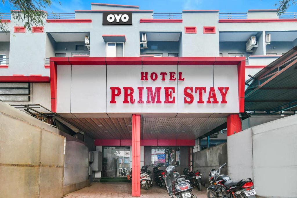 una señal de hotel de primera estancia frente a un edificio en Townhouse Prime Stay, en Indore