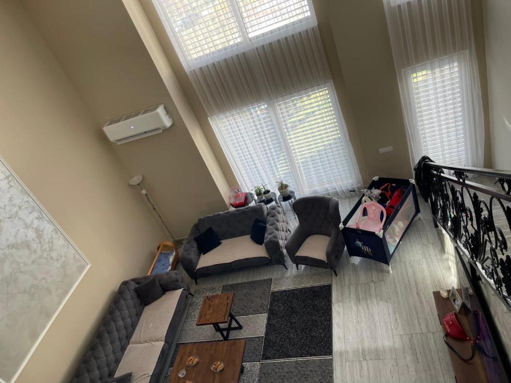 コソフスカ・ミトロビツァにあるLuxury Homeのソファ付きのリビングルームのオーバーヘッドビュー