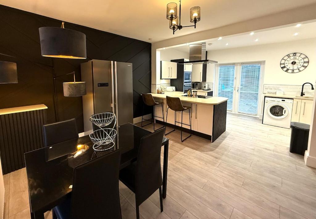 Photo de la galerie de l'établissement Modern 5 Bed 3 Bath Perfect For Families & Work In Bolton, à Farnworth