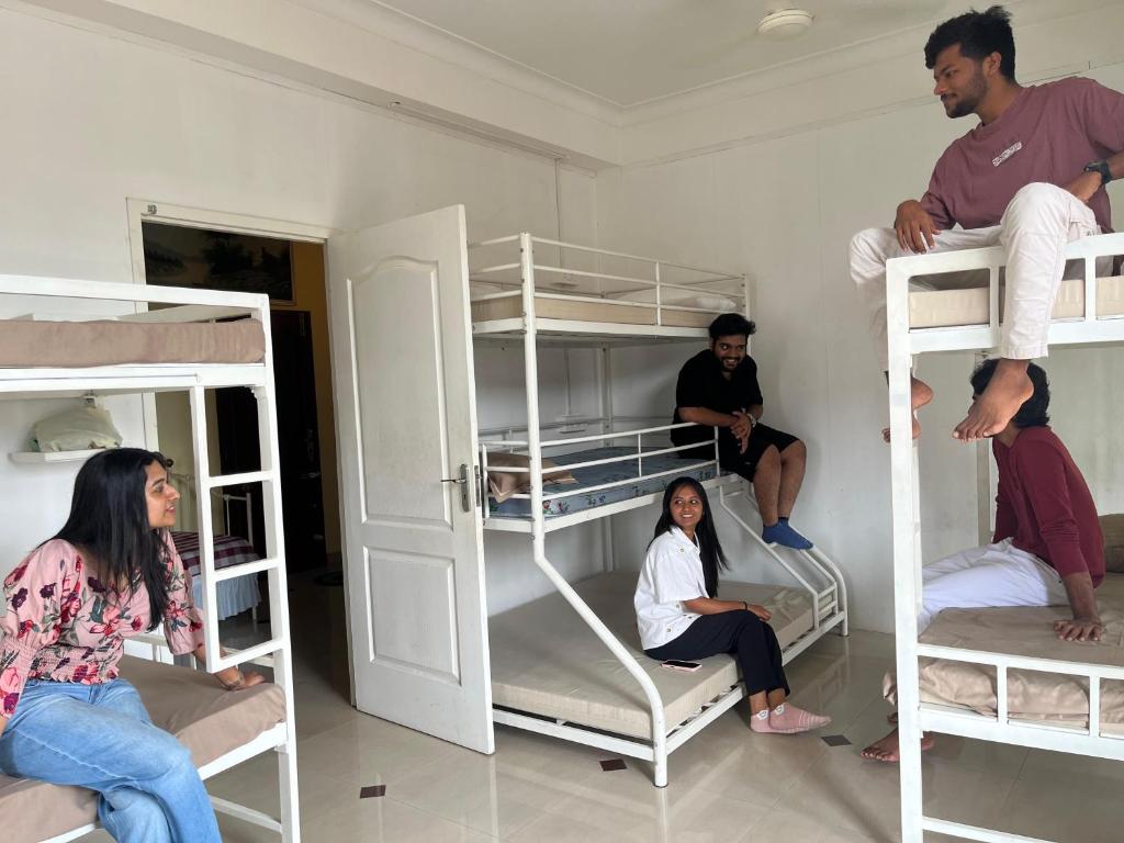 コーチにあるThe Cave houseの二段ベッドが備わる客室です。