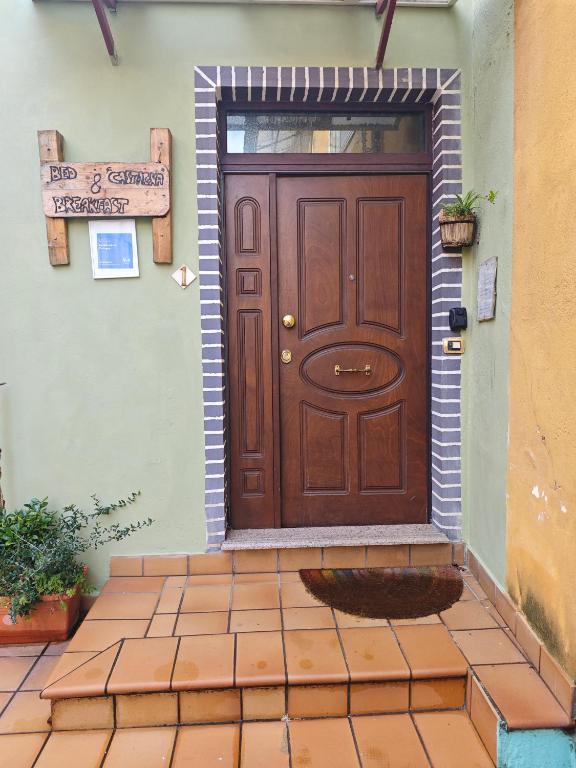 a brown door with a sign in front of it at Bed&Breakfast Castagna in Carlopoli